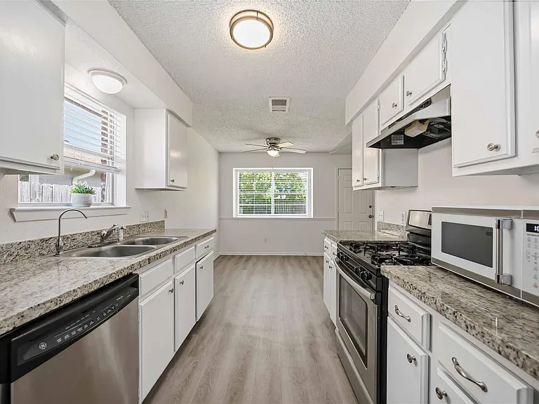 1131 Rock Canyon Dr — Photo 3