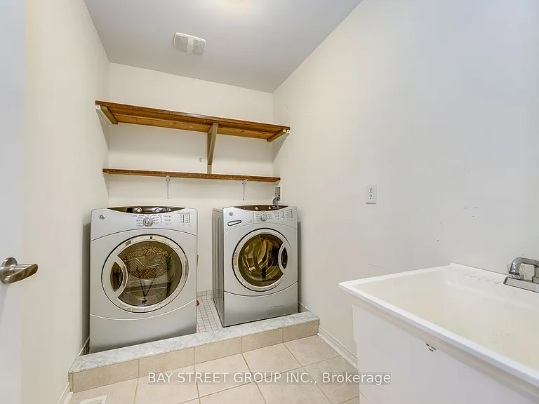 2413 Whistling Springs Cres — Photo 32