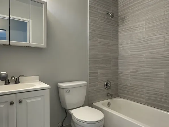 725 Court Of Spruce APT 4, Vernon Hills, IL 60061