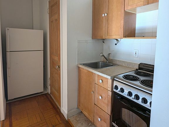 4th image of 212 W 71st St #4F