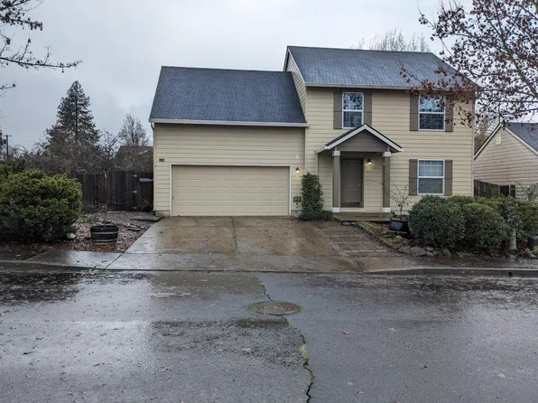 415 S 1st St, Carlton, OR 97111