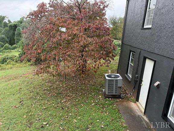 3rd image of 215 Sunset Dr