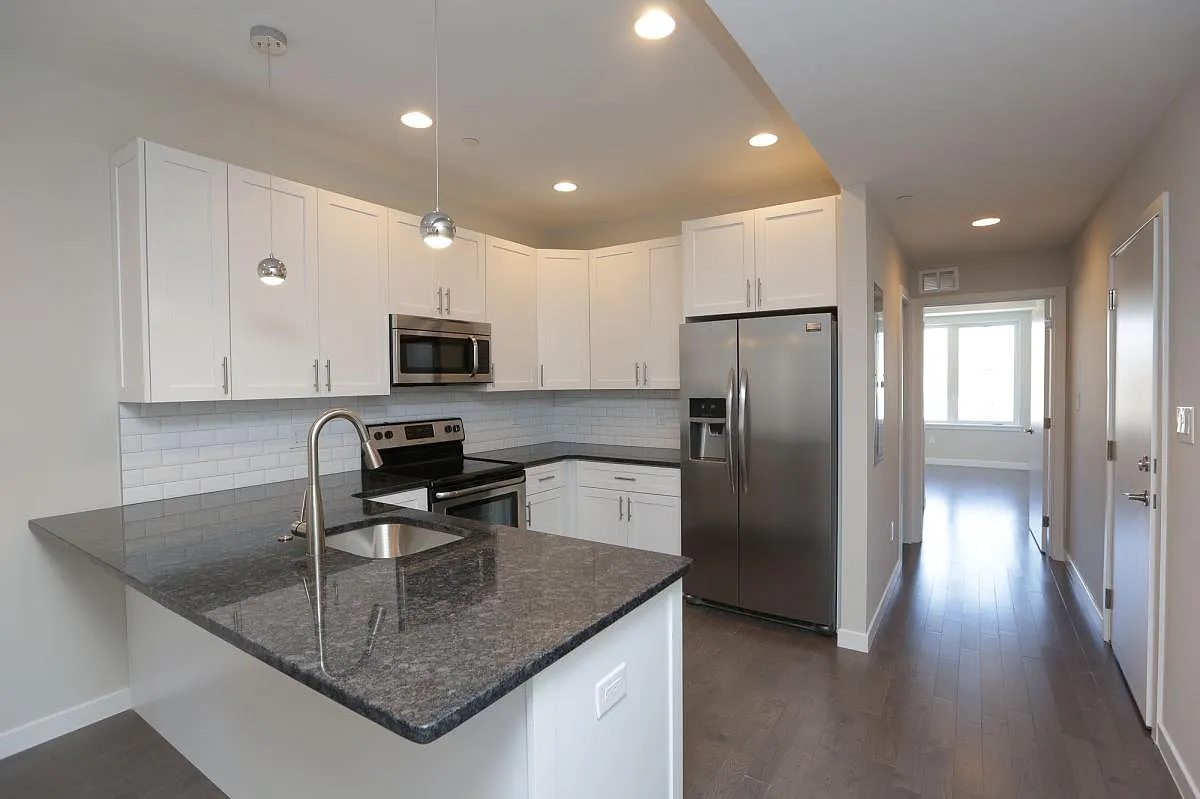 2 bed, 1000 sqft, $1,600 — Photo 2