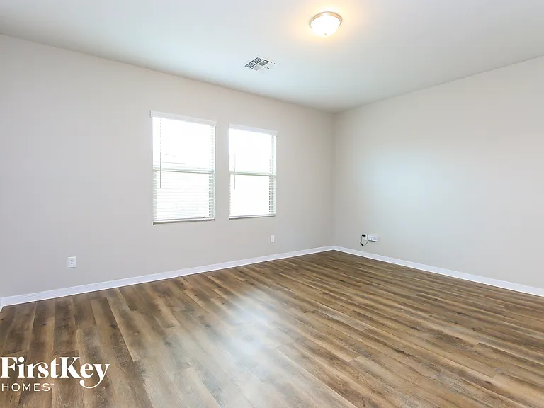 398 W Powell Dr — Photo 4