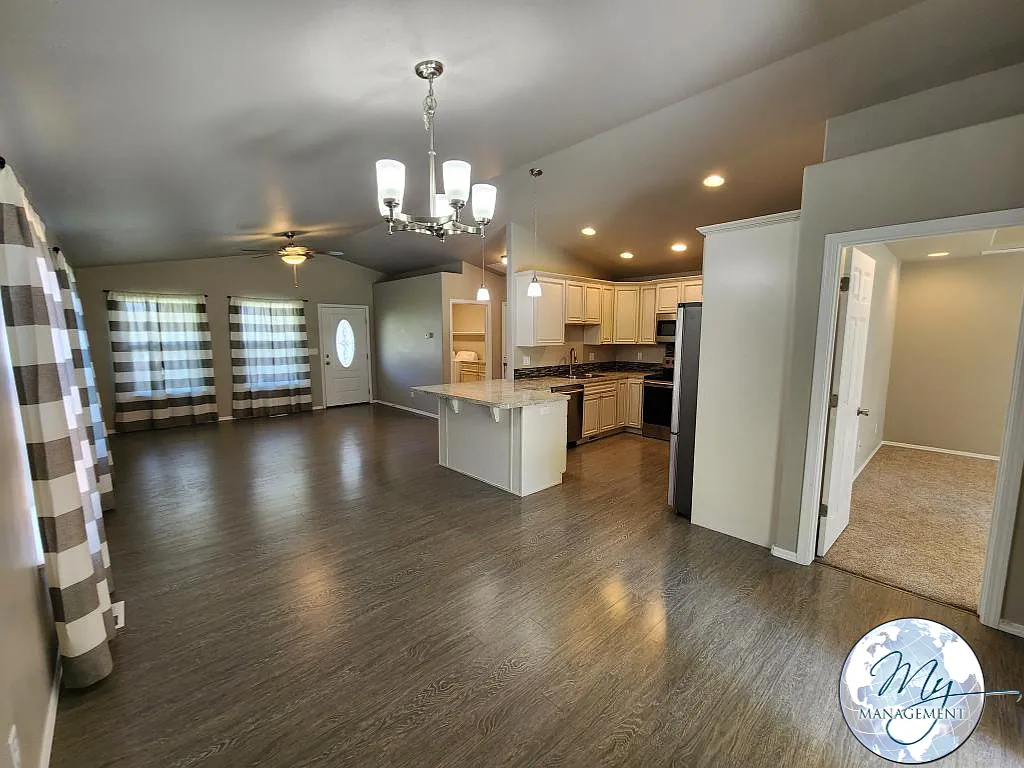 $2000 | 3-bed 2-bath House |807 E Ave A, Jerome ID — Photo 4