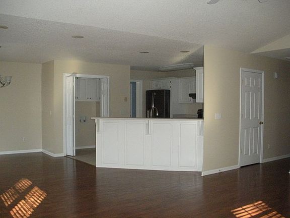 3rd image of 131 Oak Cir