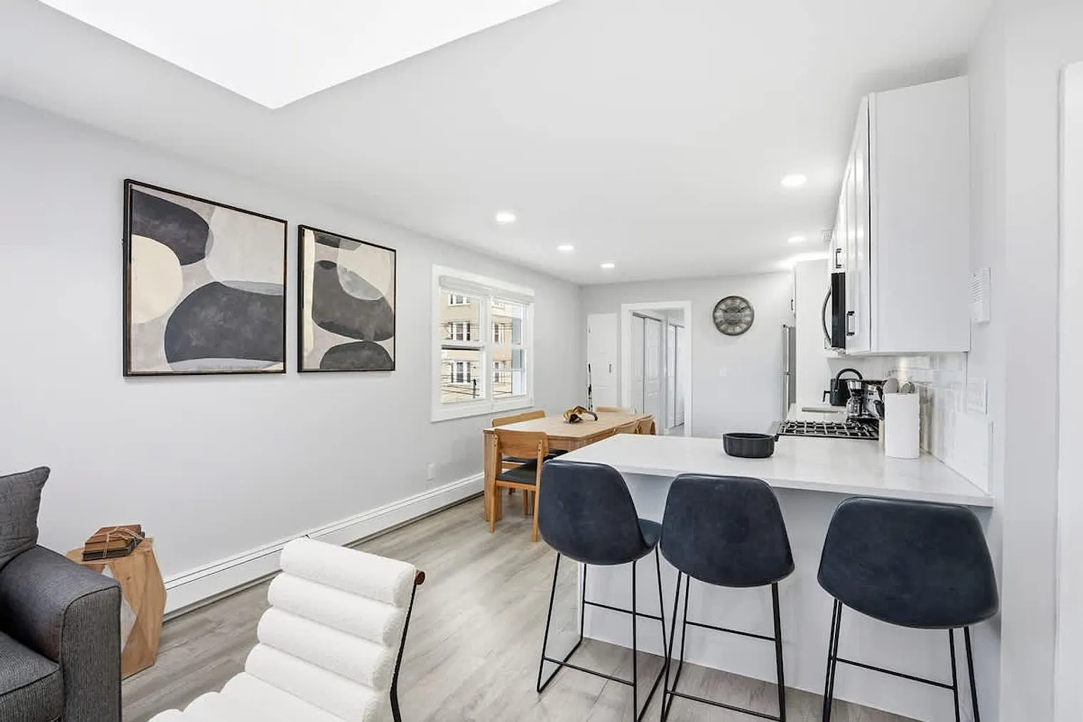 2 bed, 1.0 bath, 1496 sqft, $4,626 — Photo 2