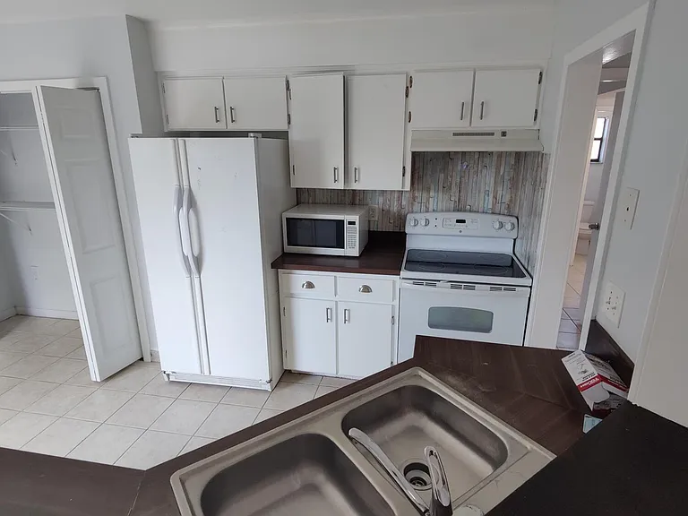 981 Forest St NE — Photo 6