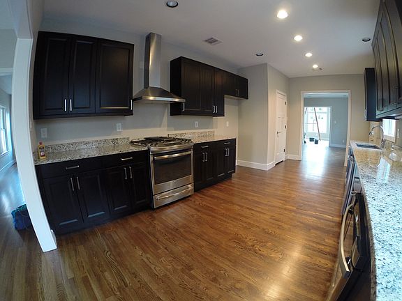 4th image of 204 Primera Dr