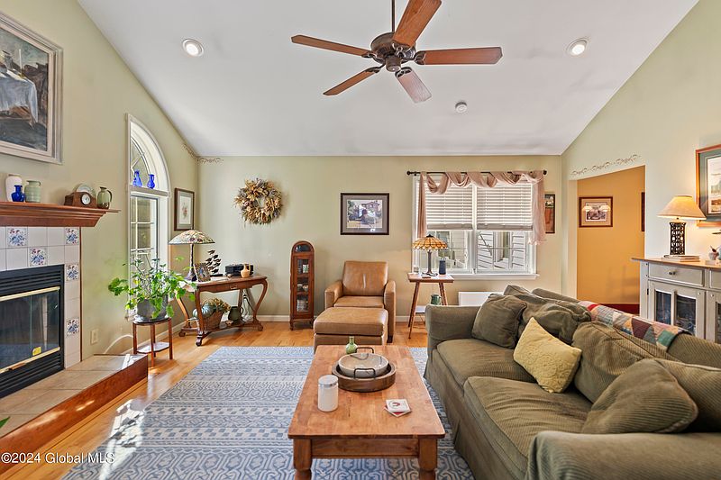 5th image of 2053 Chepstow Road