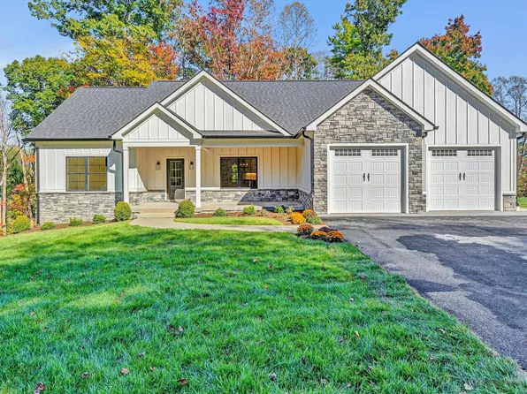 506 Peaks View Dr, Moneta, VA 24121