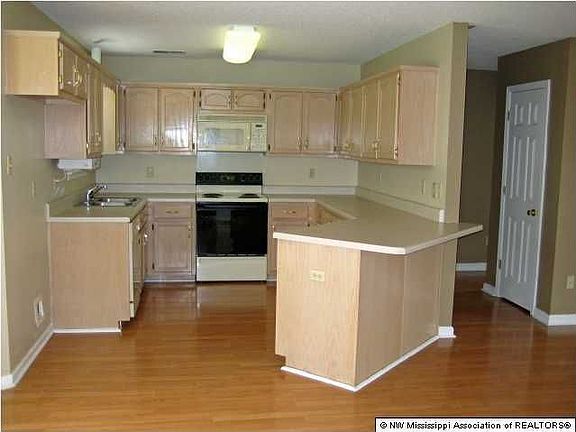 Kitchen w/ lots of cabinets!