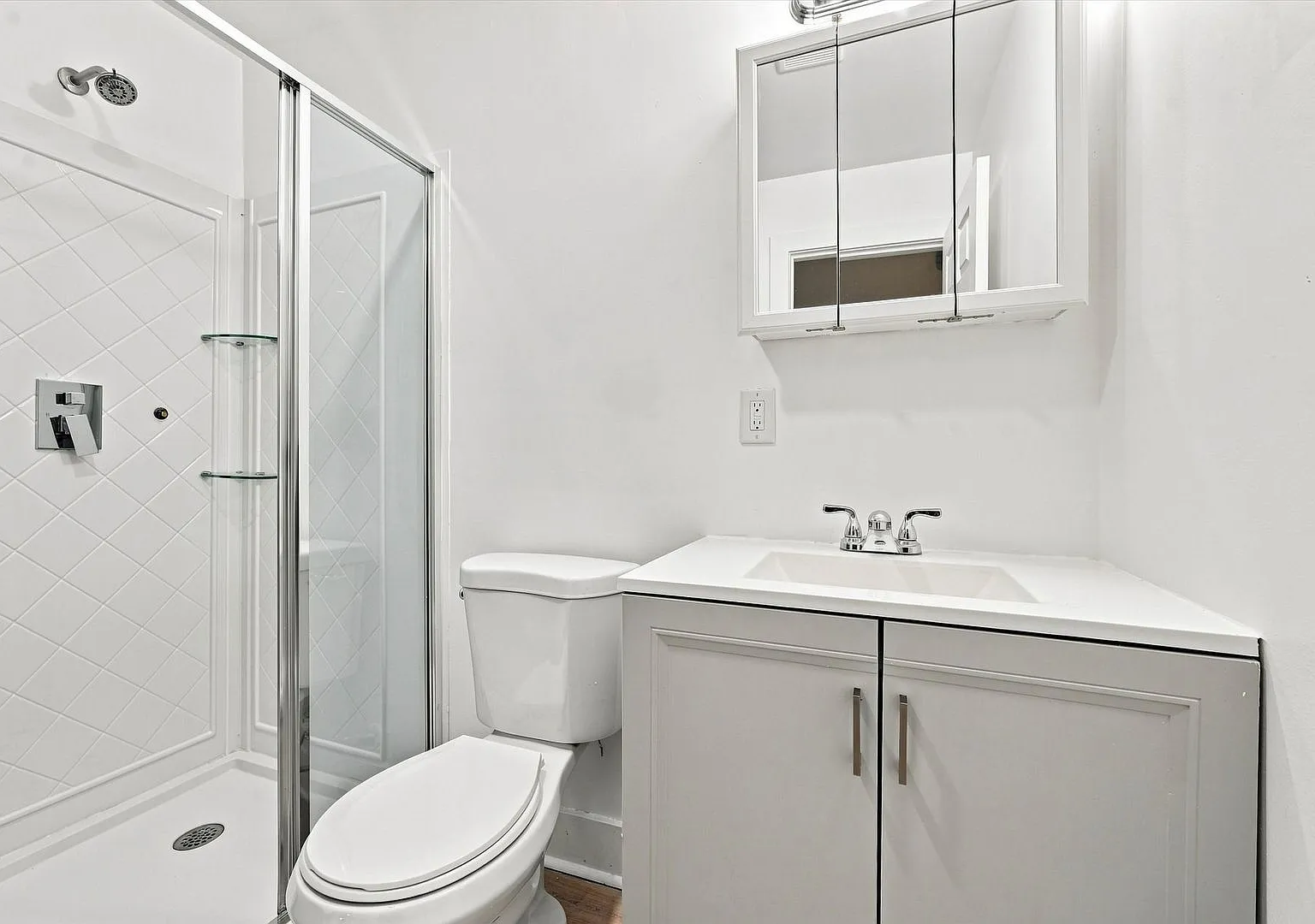 Updated Luxury 2 Bedroom, 3 Bathroom Home in Kensington! — Photo 2