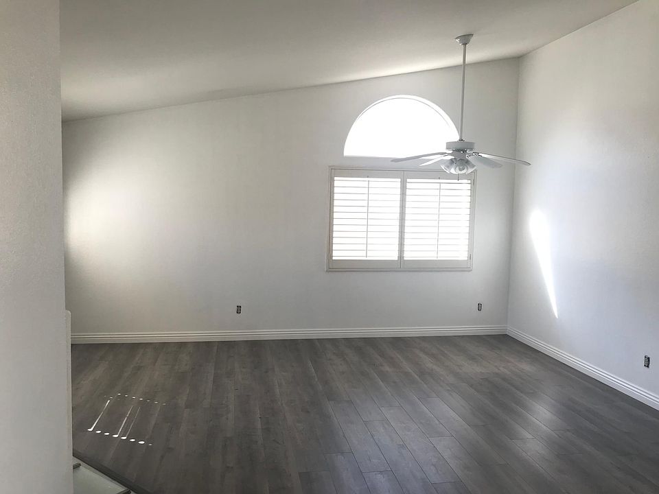 Living/Dining Room Area