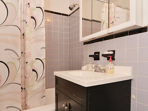 3rd image of 225 E 46th St #5_L