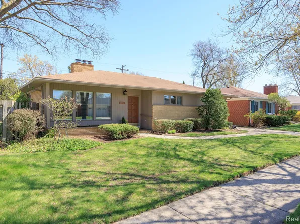 30712 Champine St, Saint Clair Shores, MI 48082