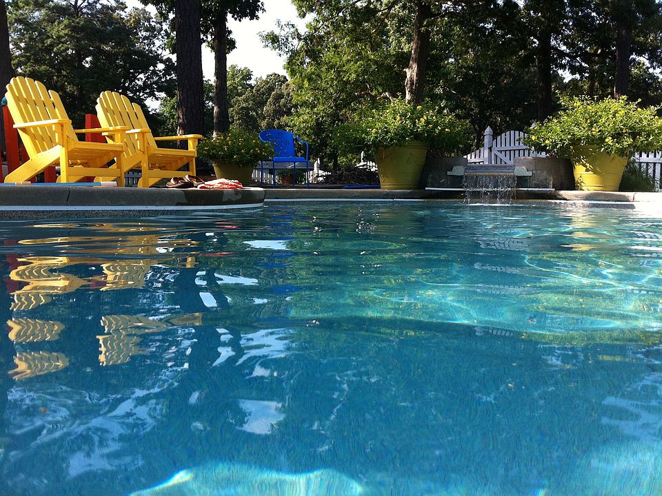 Custom fiberglass pool 
