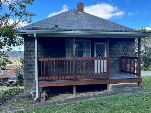 118 1/2 Holmes St, Vandergrift, PA 15690