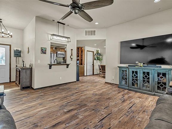 3rd image of 14404 Briarcliff Cir
