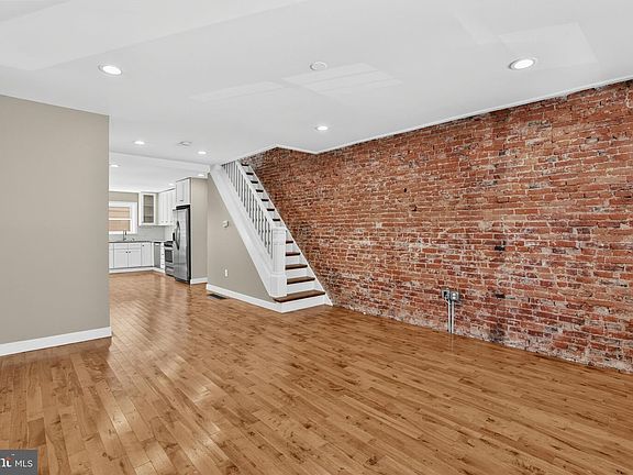 3rd image of 530 Greenwich St