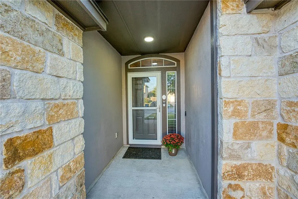 4 bed, 2.0 bath, 1701 sqft, $2,095 — Photo 4