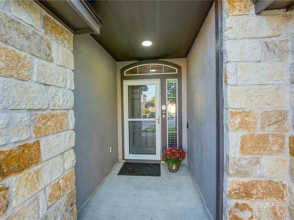 4th image of 1003 Clayton Dr