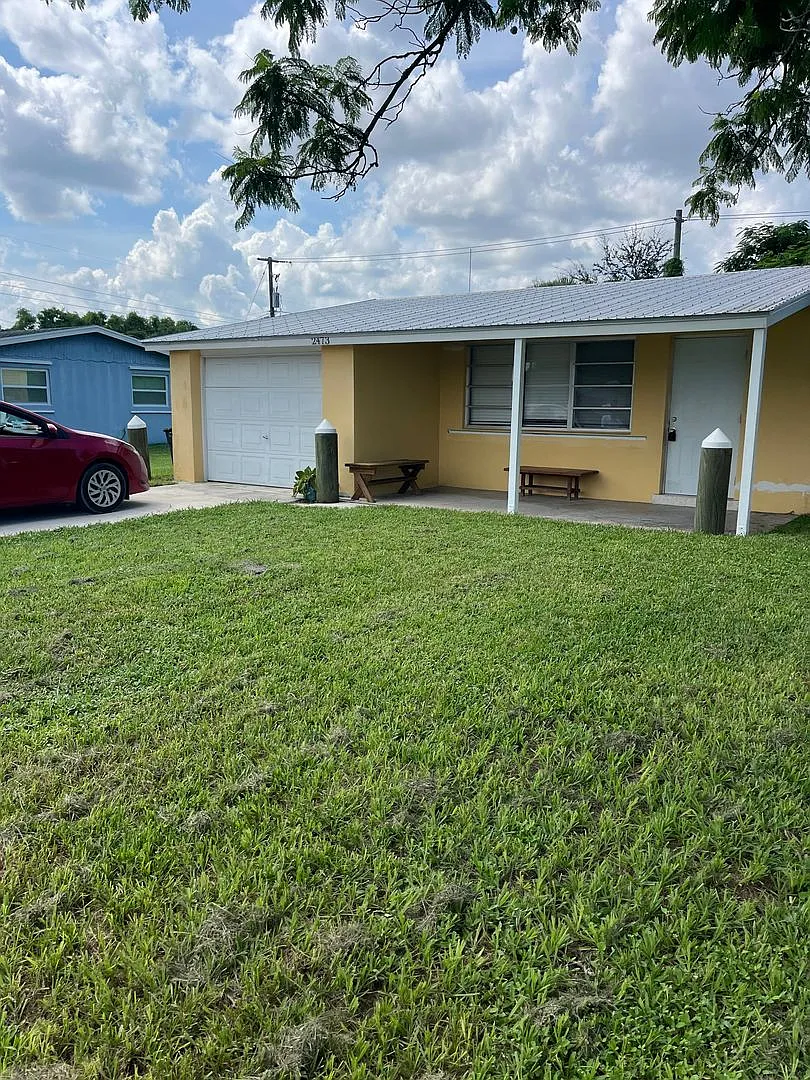 2/1/1 in Stuart--Beautiful kitchen & fenced yard! — Photo 1