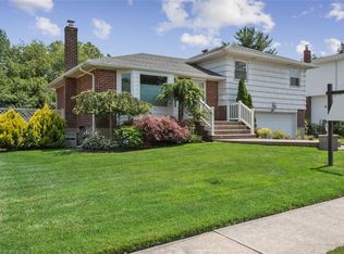 6 Wayland Rd, Plainview, NY 11803