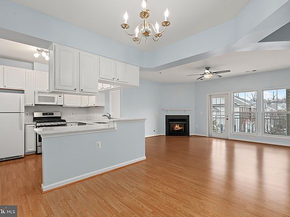 5th image of 2921 Deer Hollow Way Unit 211