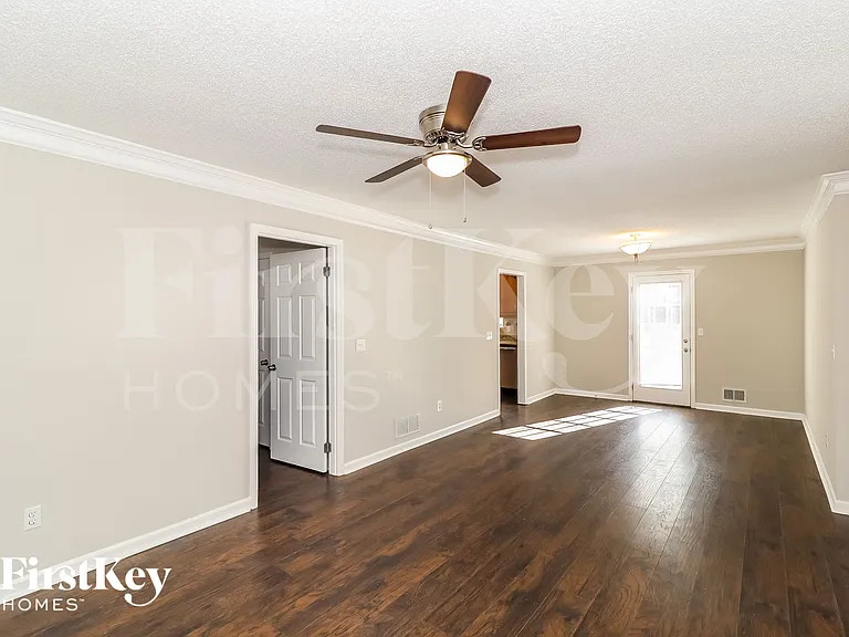 4565 Bonneville Dr — Photo 3