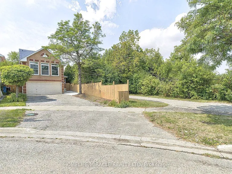 45 Sunley Cres — Photo 2