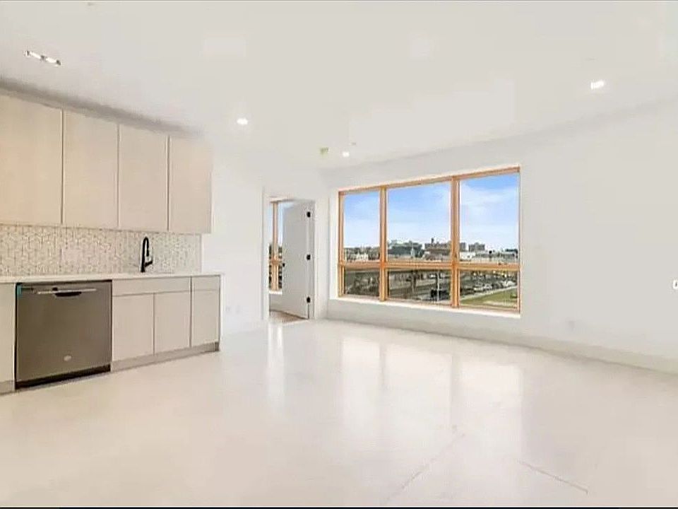 1st image of 15 Hunterfly Pl #3B