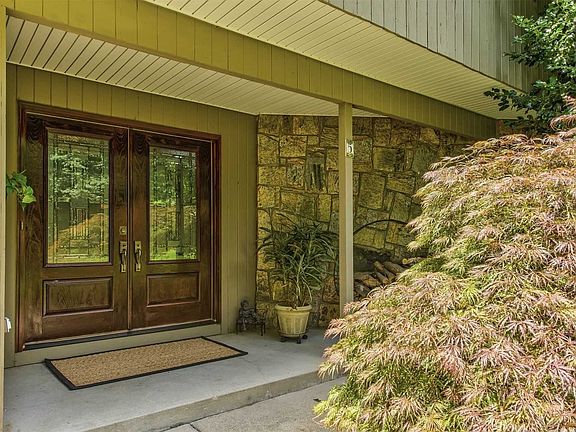 2nd image of 5 Hayes Hill Dr