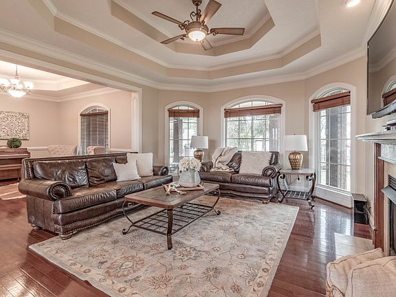 3rd image of 813 Burlington Ct