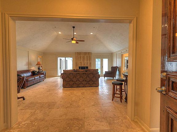 Upon entering you will find this light and bright living room with tile flooring