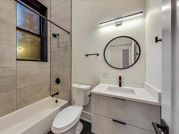 5th image of 1359 N Rockwell St #1W