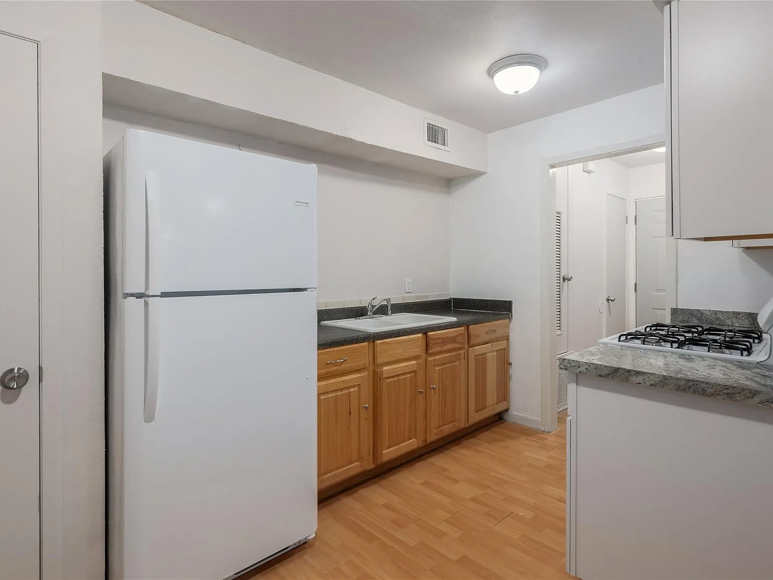 1 bed, 1.5 bath, 1806 sqft, $1,300 — Photo 4