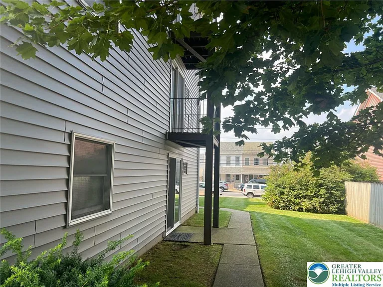 526 Broad St #3 — Photo 2