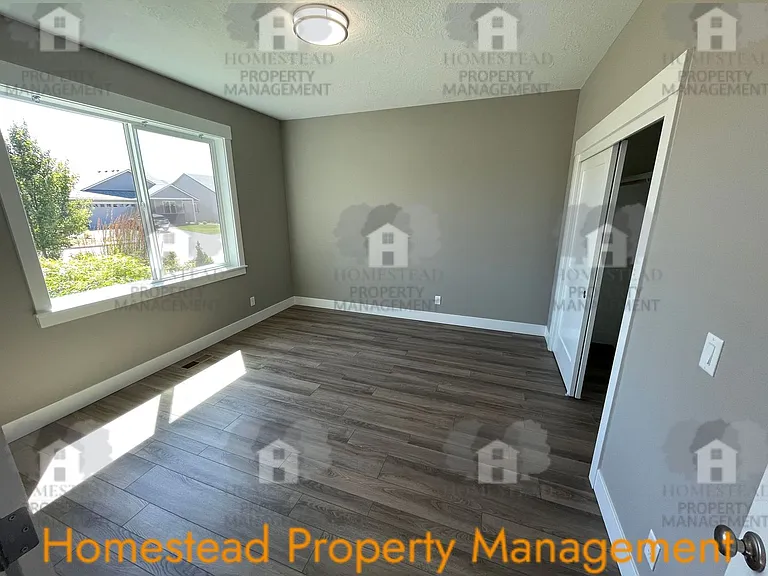 463 NE Cedar St — Photo 4