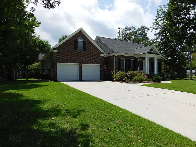 300 Taliaferro Ln — Photo 4