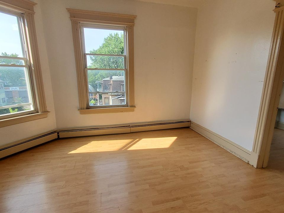 2nd image of 27 Bond St #3W