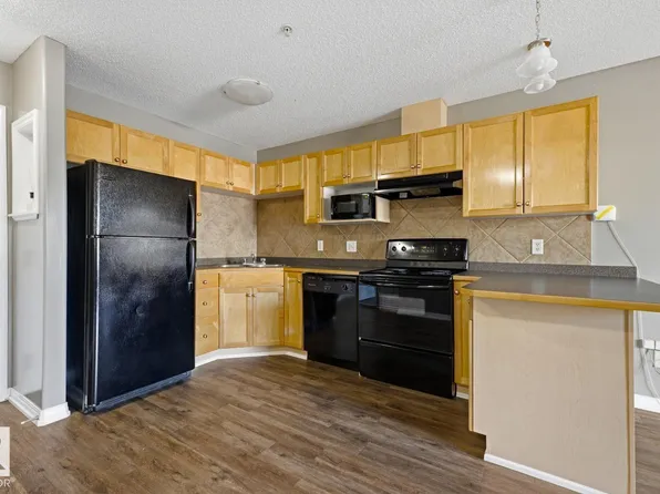 7511 171st St NW #101, Edmonton, AB T5T 6S7