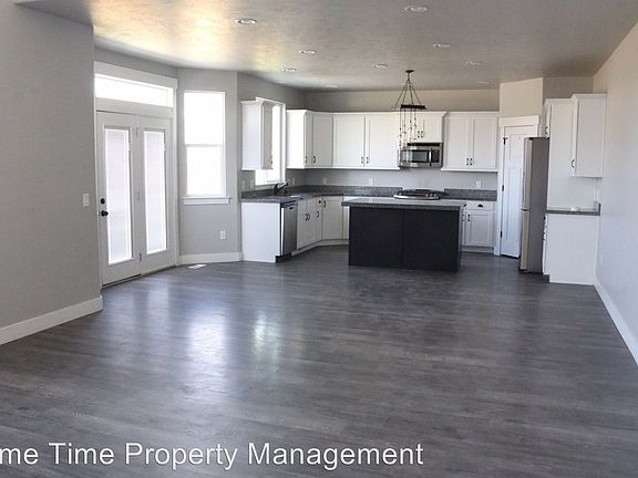 3rd image of 102 N Eden Way