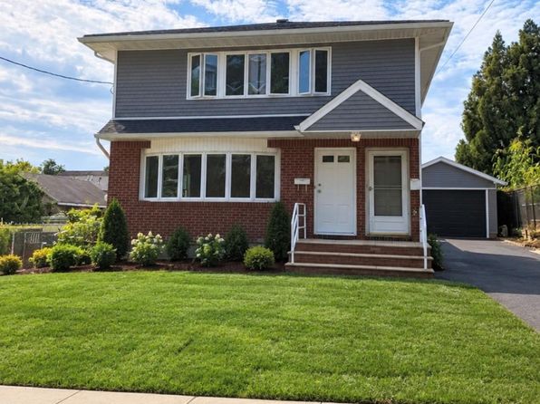 90 Madison Ave, Westbury, NY 11590 – 3-bedroom rental in Westbury