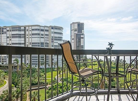 No closed in feel from your Rare open balcony.  Sliding screen doors.