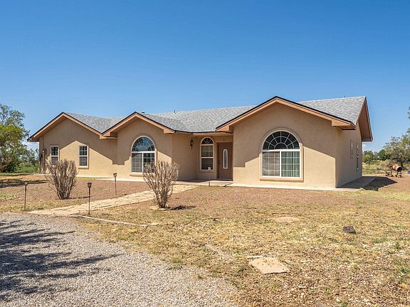 3rd image of 8 Abercrombie Ln
