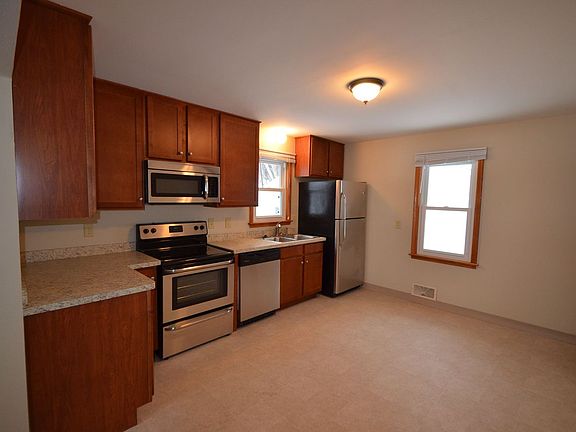 3rd image of 226 Ash St W