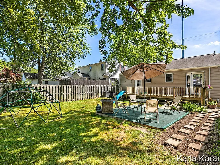 343 Elizabeth St — Photo 17