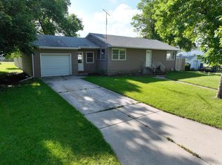 220 S 4th St, Bird Island, MN 55310