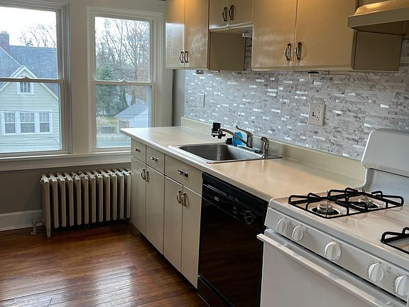 2nd image of 616 Elmwood Rd Unit 3